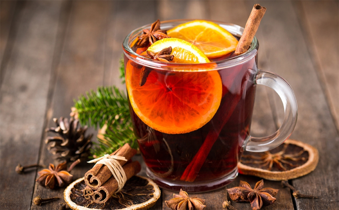 Bộ đôi đồ uống làm nên không khí ngày Giáng sinh Vang nóng có vị cay và ngọt, thơm mùi quế và các loại lá gia vị khác. Ảnh: Harry&David