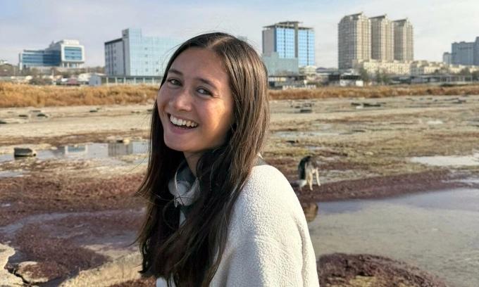 Chàng trai Anh tìm thấy tình yêu trên đường đi bộ đến Việt Nam Sophie tại Kazakhstan. Ảnh: NVCC