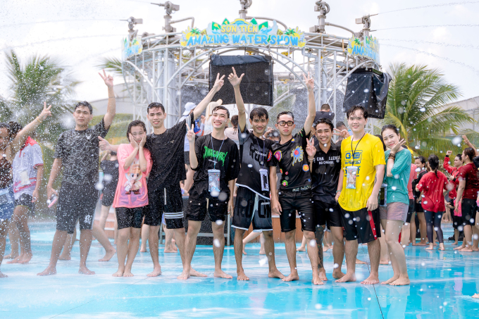 Vui chơi mùa lễ hội tại thành phố du lịch Sơn Tiên Nhóm khách check-in trước sân khấu nhạc nước. Ảnh: Sơn Tiên