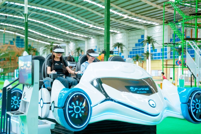 Vui chơi mùa lễ hội tại thành phố du lịch Sơn Tiên Du khách nhí trải nghiệm trò chơi thực tế ảo VR World. Ảnh: Sơn Tiên