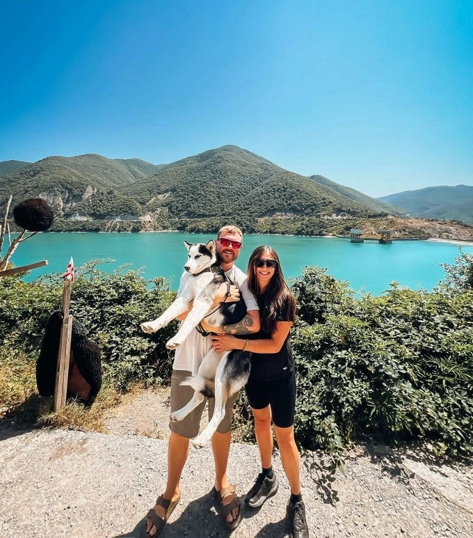 Chàng trai Anh tìm thấy tình yêu trên đường đi bộ đến Việt Nam Luke, Sophie và Belle chụp ảnh ở Georgia. Ảnh: NVCC