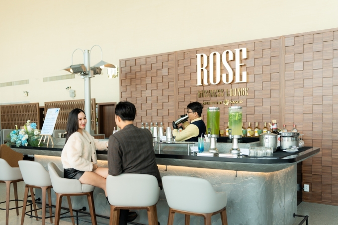 Sasco hợp tác Airport Dimensions ra mắt phòng chờ Rose Business Lounge Boutique bar phục vụ các loại cocktail đặc biệt chỉ có tại Rose Business Lounge. Ảnh: Sasco
