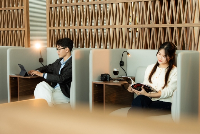 Sasco hợp tác Airport Dimensions ra mắt phòng chờ Rose Business Lounge Phòng chờ Rose Business Lounge có khu vực làm việc riêng tư với đèn, bàn và sofa êm ái. Ảnh: Sasco