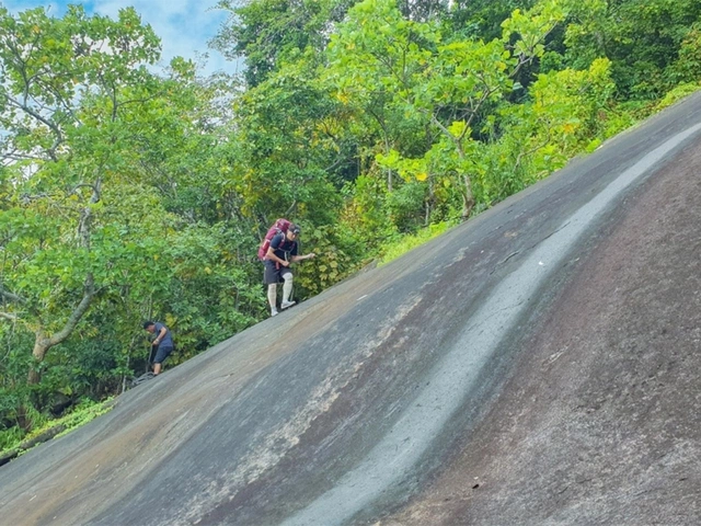 Tảng đá to trên cung đá trắng. Ảnh: Coli Le BD14-1766388772.jpg