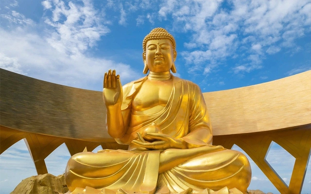 Tượng đức Phật Câu Na Hàm. Ảnh: Sun P1-1766381529.jpg