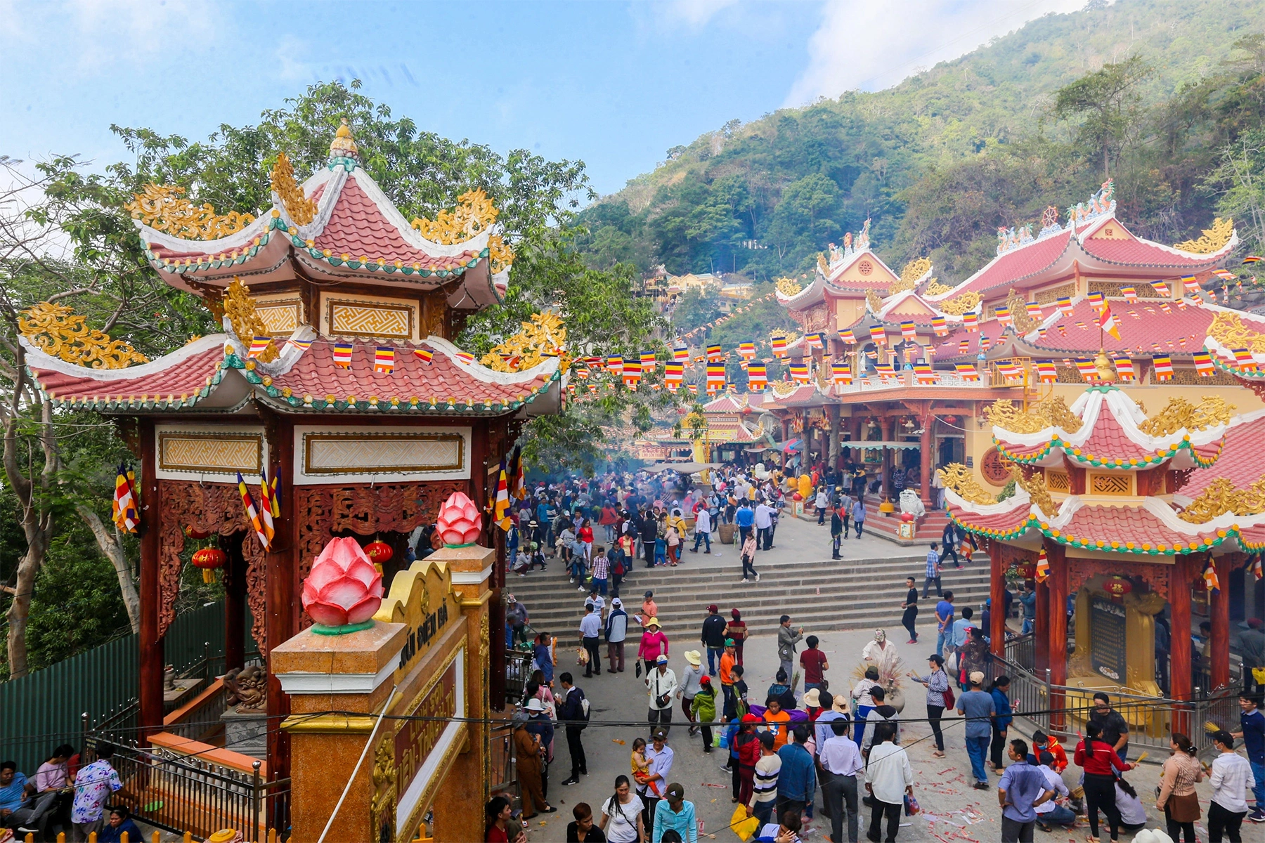 CHÙA BÀ TÂY NINH NƠI DU KHÁCH THƯỜNG ĐẾN CẦU TÀI LỘC BÌNH AN HẠNH PHÚC