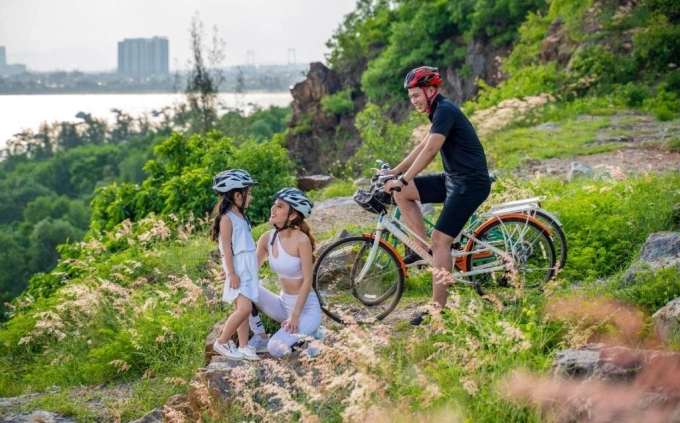 Du khách đạp xe dã ngoại khi đến Đà Nẵng du lịch. Ảnh: Booking