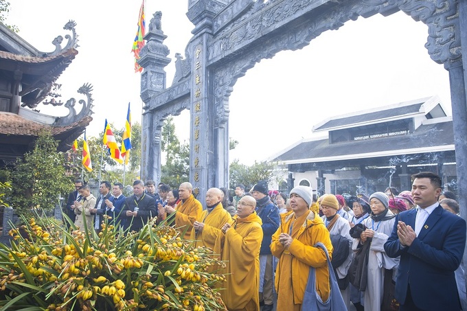 Du khách, phật tử được tham gia nghi thức dâng hương trong Lễ Mở Cổng Trời tại Fansipan. Ảnh: Sun World