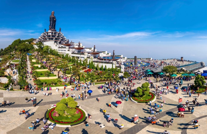 Hội Xuân núi Bà Đen thu hút đông đảo du khách, Phật tử trong dịp Tết 2025.