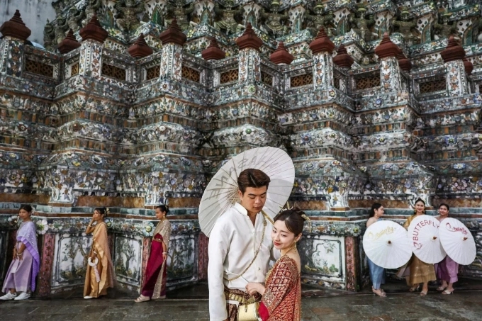 Du khách chụp ảnh tại chùa Wat Arun, Bangkok. Ảnh: Reuters