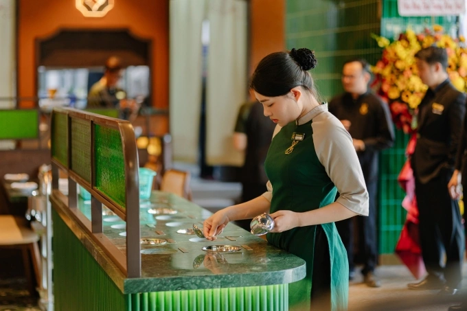 Nhân viên chuẩn bị quầy gia vị. Ảnh: Bắc Kim Thang