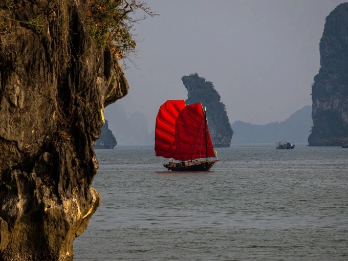 Thuyền buồm đỏ trên vịnh Hạ Long. Ảnh: Azure