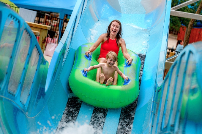 Du khách nước ngoài trải nghiệm đường trượt nước do White Water West thực hiện. Ảnh: Sun Group