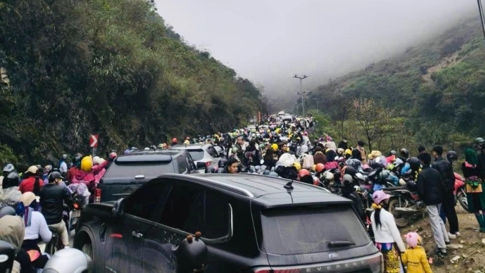 Tham Ma Pass in Ha Giang is congested on Feb 20 2026. Photo by Hoai Anh