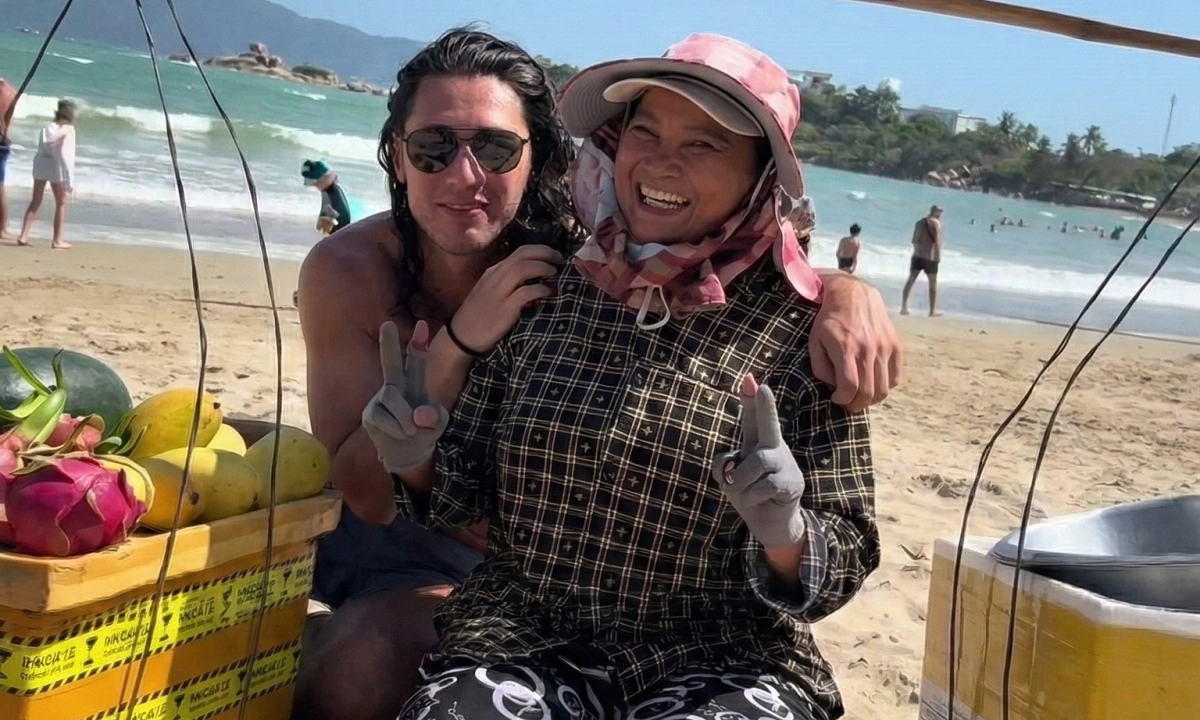 Người bán rong trên bãi biển Nha Trang 'gây sốt' trên mạng