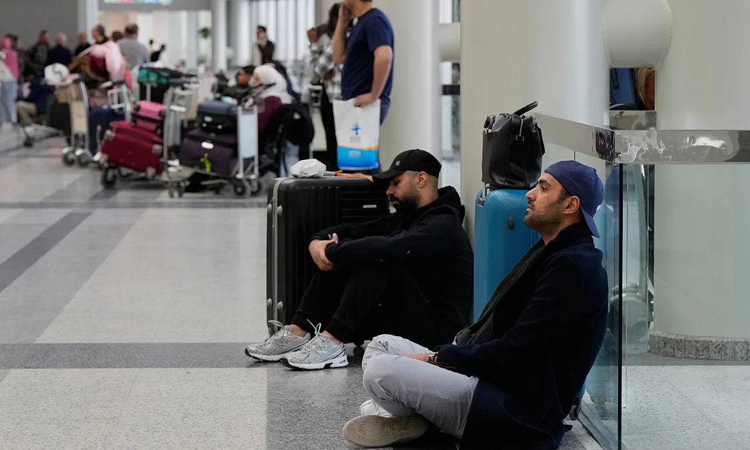 Khách kẹt ở Trung Đông lao đao vì chi phí tăng vọt