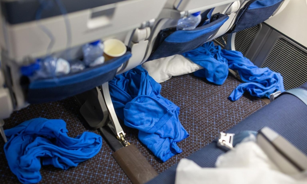 Tiếp viên tiết lộ những thứ mất vệ sinh nhất trên máy bay