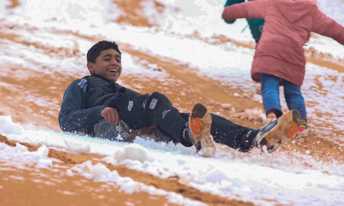 Tuyết phủ trắng sa mạc nóng nhất thế giới