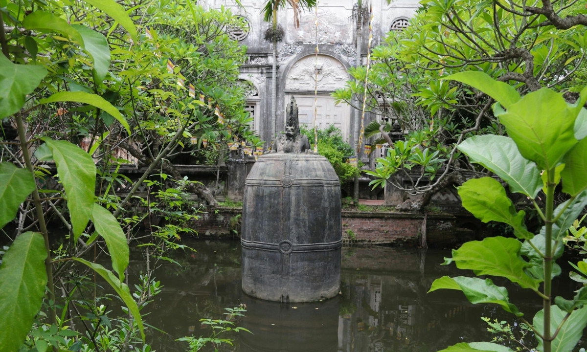 Chuông chùa nào chôn dưới ao?