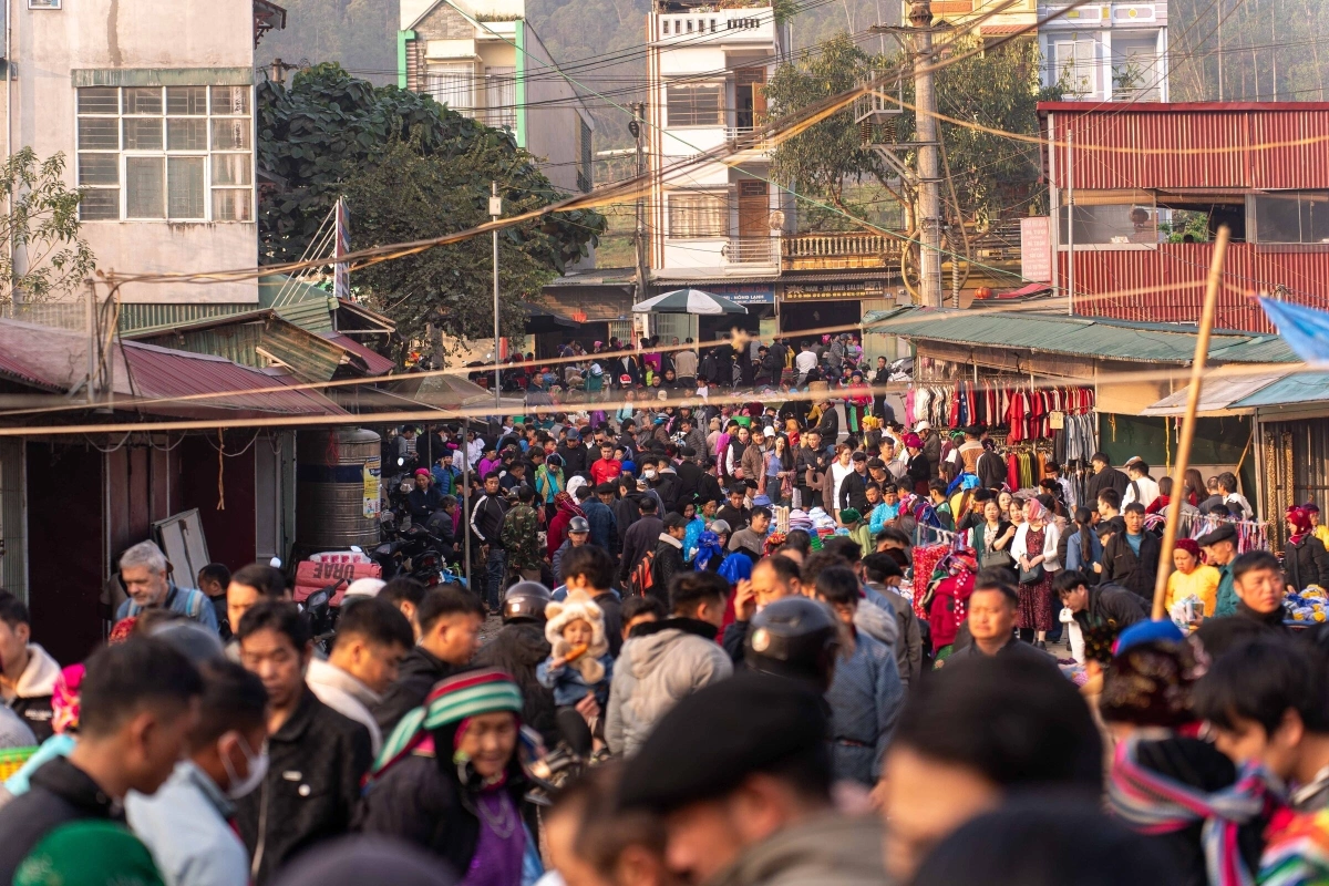 Cảnh vui như hội ở chợ phiên cuối tuần phố cổ Đồng Văn