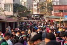 Chen chân trong chợ phiên cuối tuần phố cổ Đồng Văn