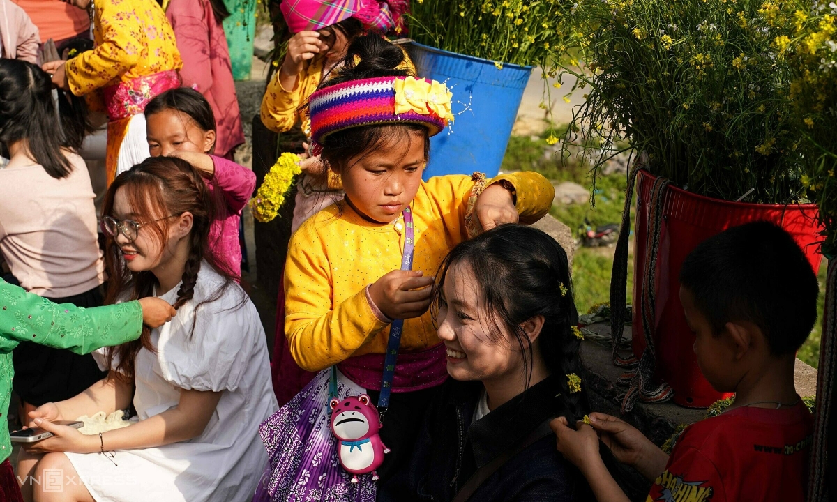 Tranh cãi chuyện du khách cho tiền trẻ em khi chụp ảnh ở Hà Giang