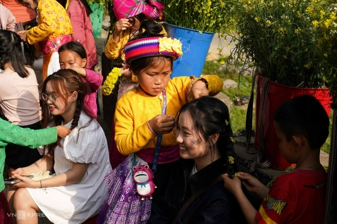 Trẻ em ở dốc Thẩm Mã đang tết tóc cho khách vào tháng 3. Ảnh: Hoàng Giang