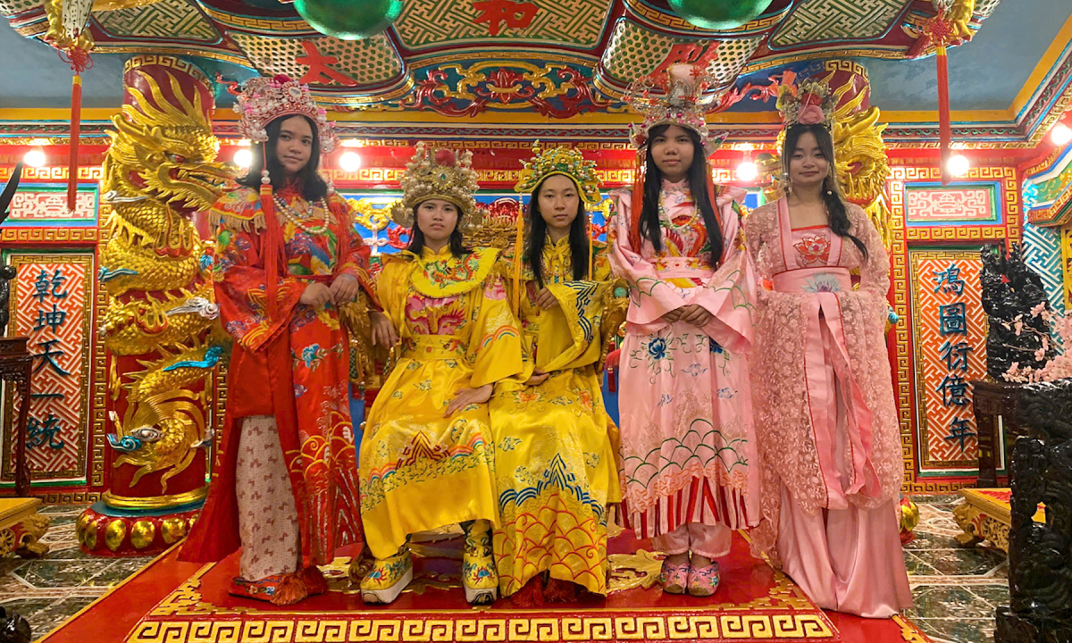 Du khách thích thú khoác long bào, ngồi ngai vàng ở TP HCM