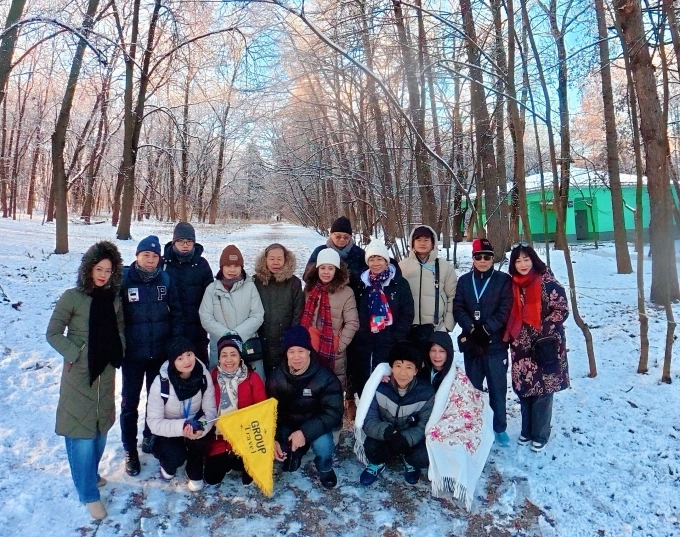 Đoàn khách Việt ngắm tuyết mùa đông ở Nga. Ảnh: Tràng An Travel