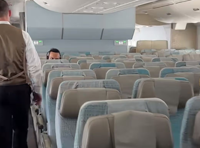 Khoang máy bay của Emirates đến Trung Đông vắng người. Ảnh cắt từ video TikTok/@Alishbas