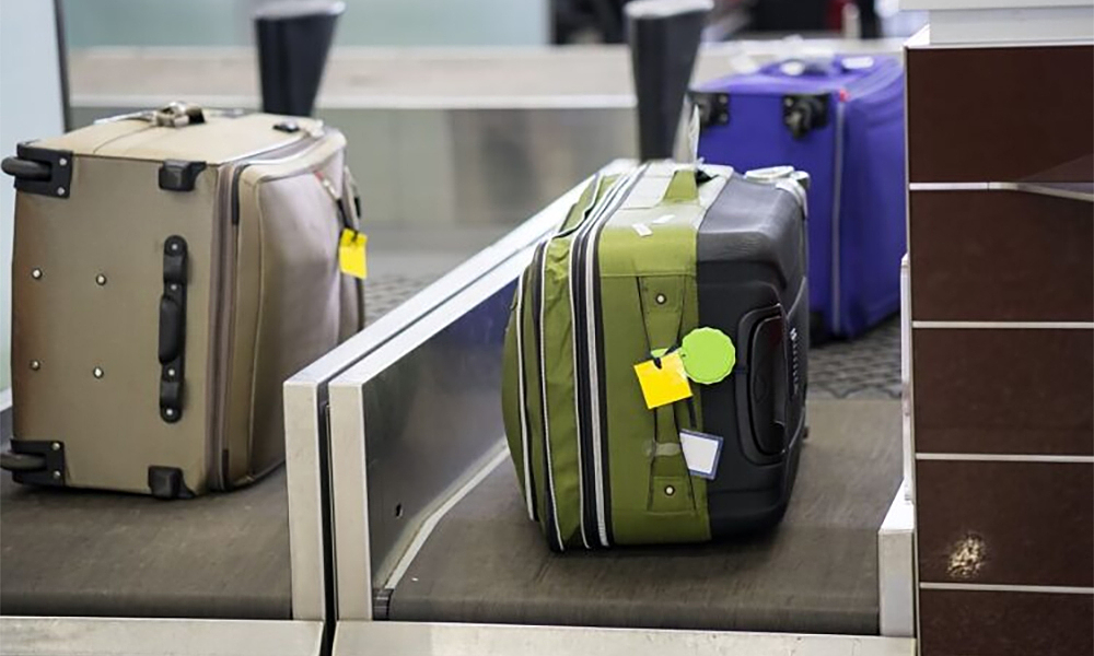 Lý do nên quay bánh xe vali ra ngoài khi cân hành lý