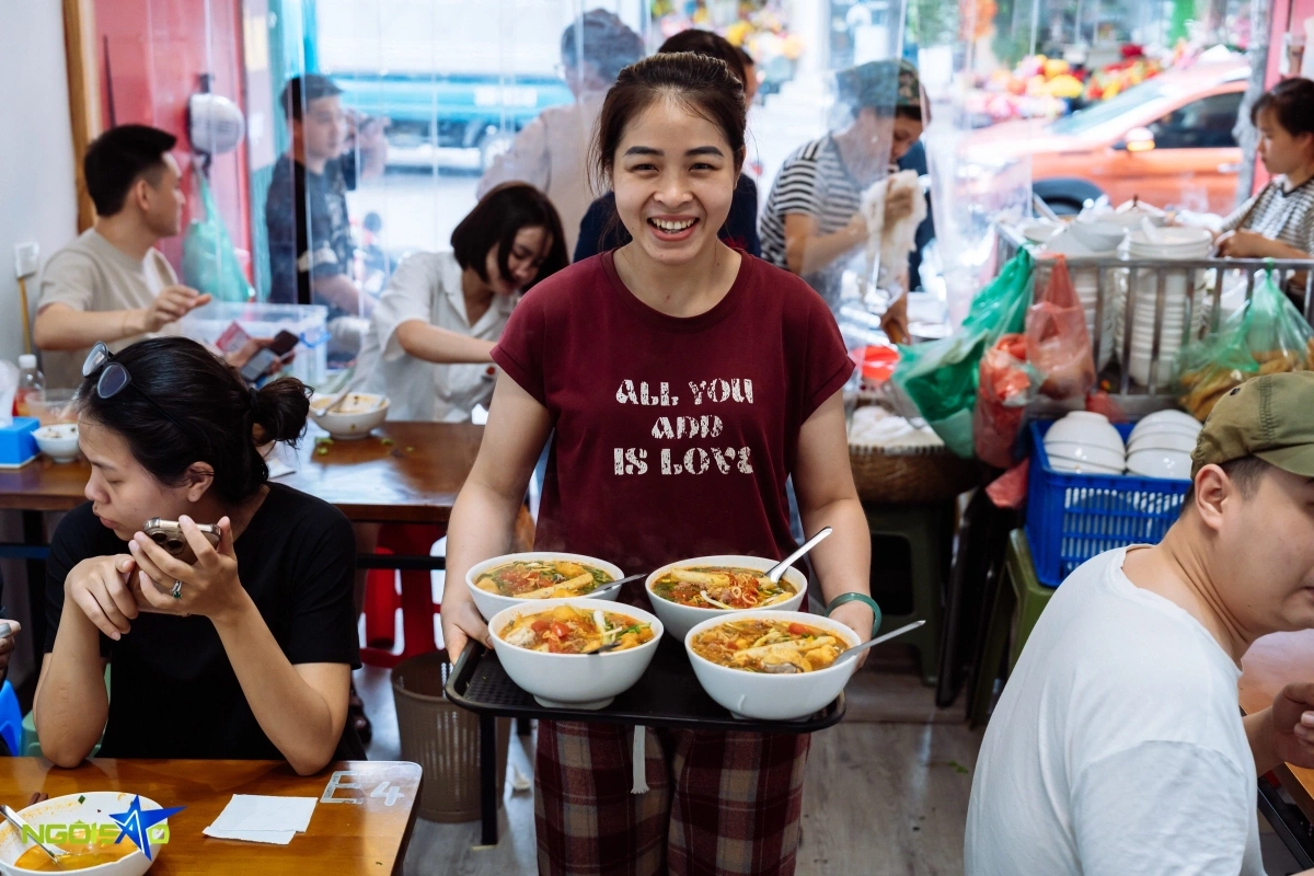 Quán bún riêu phố cổ 'nâng cấp' sau vụ khách Trung Quốc chê bẩn