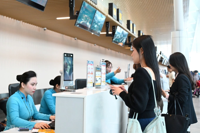 Người dân làm thủ tục bằng công nghệ sinh trắc học tại quầy trước khi lên máy bay tại Cảng hàng không Quốc tế Nội Bài, tháng 10/2025. Ảnh: Giang Huy