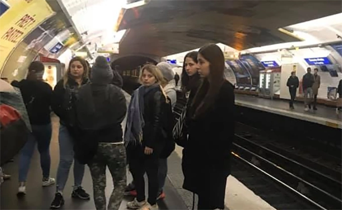 Nhóm đông người tụ tập tại ga tàu điện ngầm Paris nằm trong cảnh báo của các diễn đàn du lịch. Ảnh: Hội Sinh viên VN tại châu Âu
