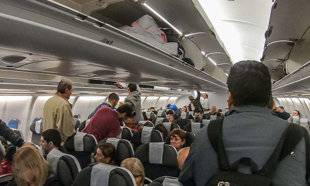 Du khách bị cấm bay vì dùng máy tạo tiếng xì hơi