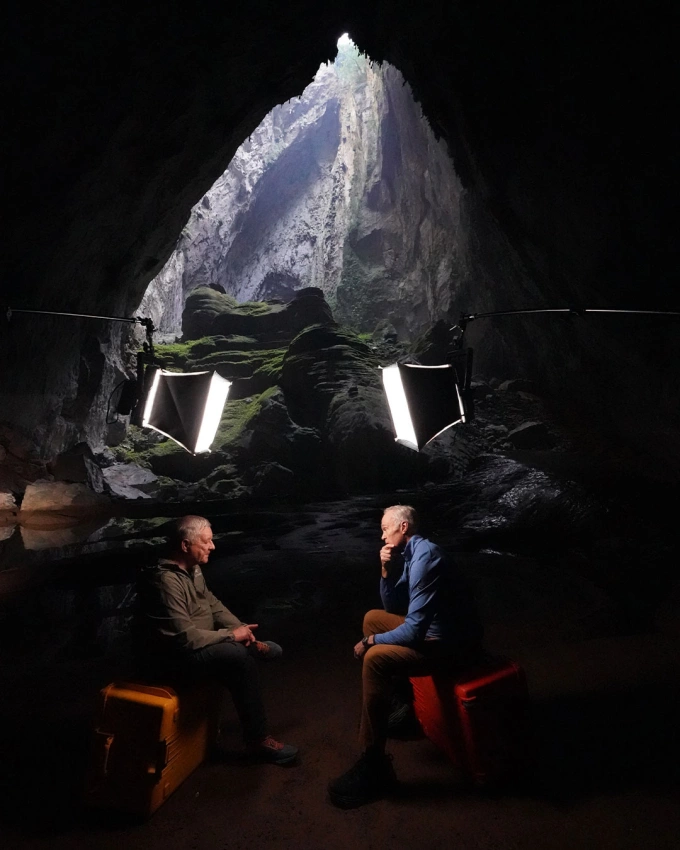 Howard Limbert và Scott Pelley ghi hình cho thước phim trên 60 Minutes của đài CBS trong hang Sơn Đoòng. Ảnh: CBS