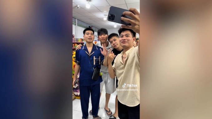 Sun-jae (thứ hai bên trái) chụp ảnh cùng các em của Ánh tại Đà Nẵng. Ảnh chụp màn hình