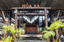 Quán cà phê cho khách ngắm tàu hỏa chạy qua ở ga Huế