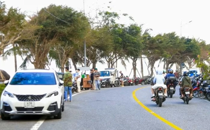 Người dân kinh doanh tự phát, lấn chiếm vỉa hè, lòng đường trên bán đảo Sơn Trà gây cản trở giao thông. Ảnh: Duy Quốc