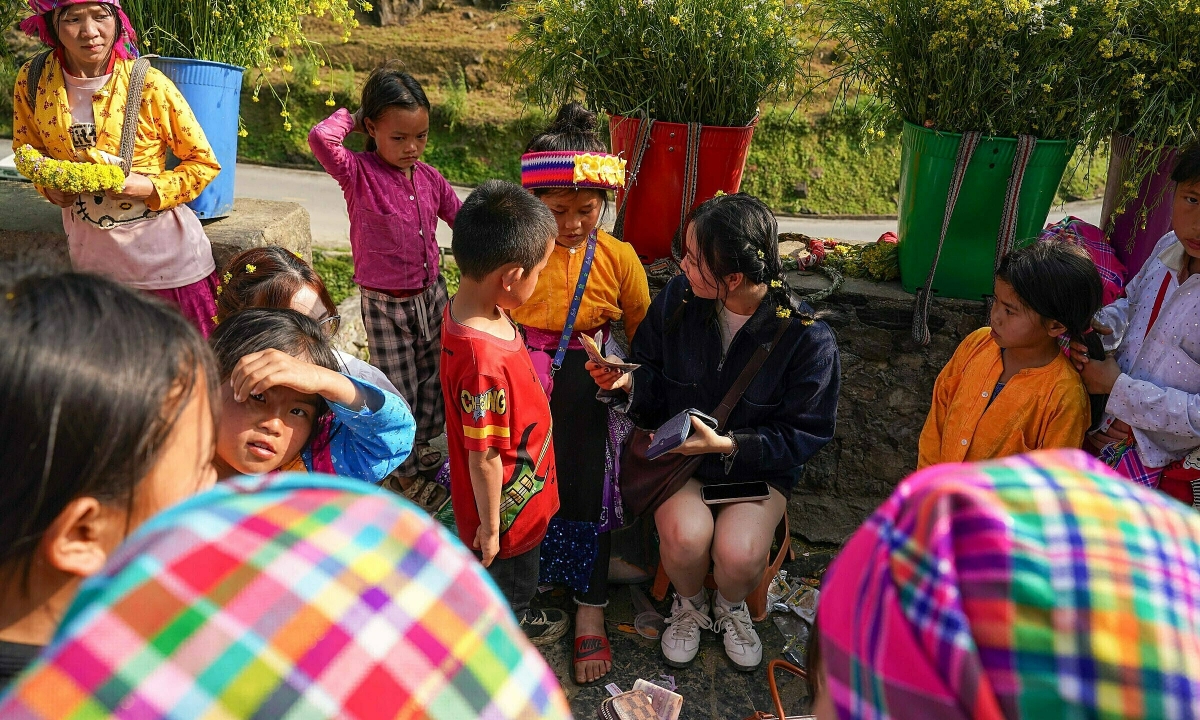 Cấm địu hoa xin tiền khách tại dốc Thẩm Mã