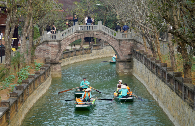 Du khách chèo thuyền ngắm cảnh ở di tích Đài Kính Thiên, Tràng An, Ninh Bình. Ảnh: Lê Hoàng