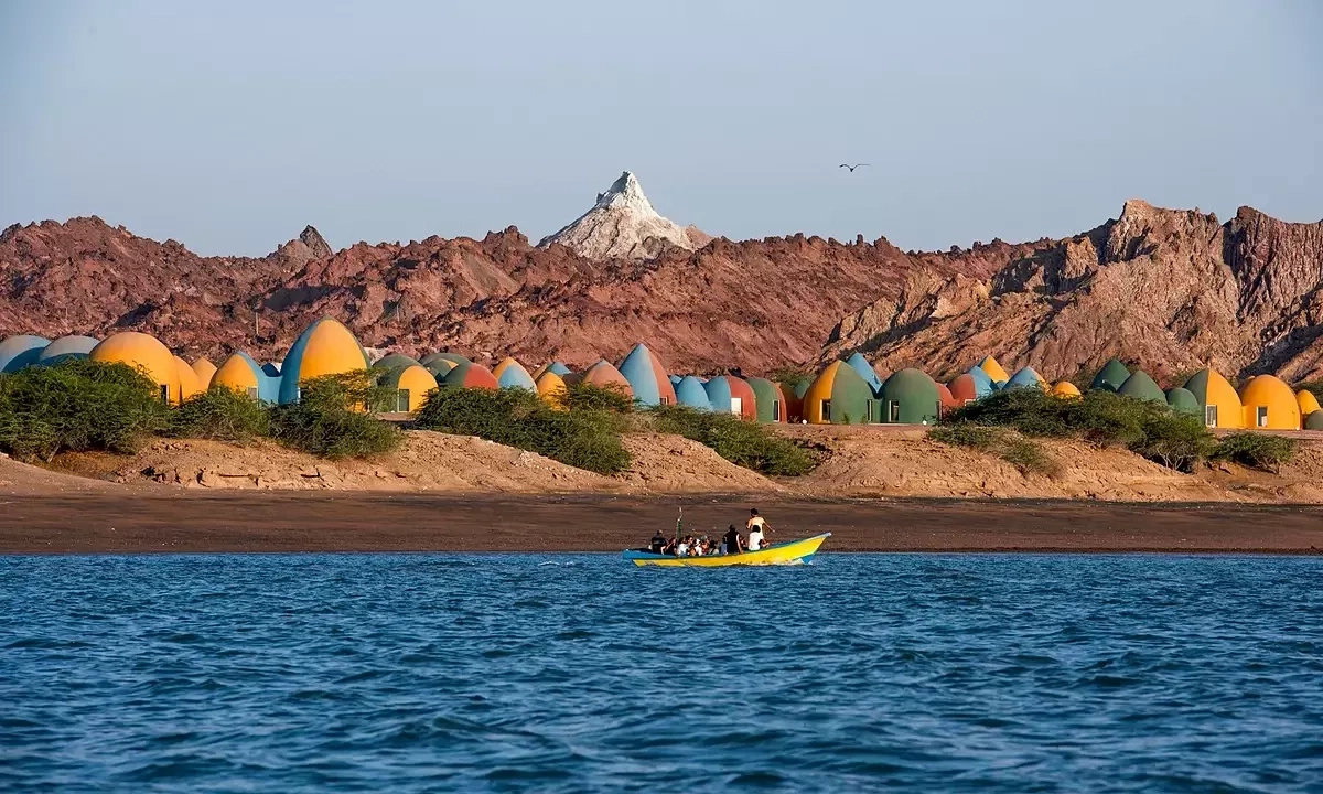 'Đảo cầu vồng' giữa eo biển Hormuz