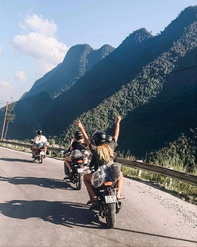 Đoàn khách nước ngoài tham gia tour khám phá Hà Giang Loop bằng xe máy. Ảnh: Alina