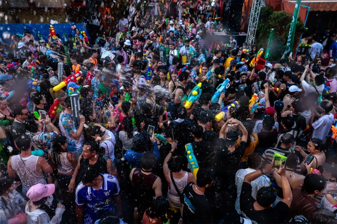 Lễ hội Songkran đang diễn ra sôi động ở khắp nơi tại Thái Lan. Ảnh: Reuters