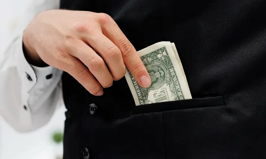 Có nên đưa tiền boa cho tiếp viên hàng không?