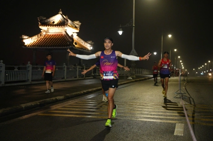 Các VĐV trong giải chạy VnExpress Marathon Huế 2025. Ảnh: Đức Đồng