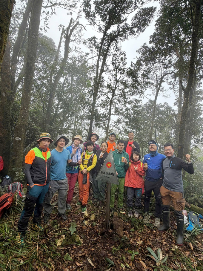 Nhóm trekking cắm cộc mốc trên đỉnh Tam Đảo Bắc hồi tháng 1. Ảnh: Hội Đam Mê Leo Núi