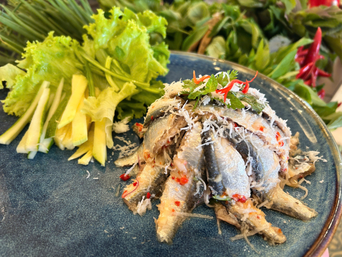 Gỏi cá trích đặc sản đảo Ngọc. Ảnh: Bích Phương