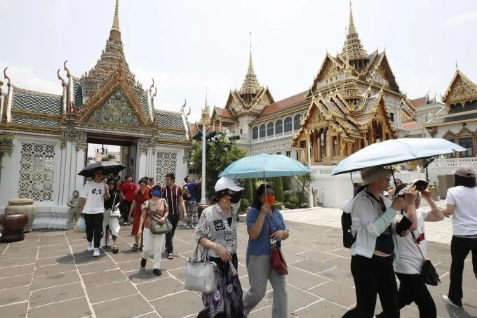 Du khách ở Cung điện Hoàng gia Thái Lan. Ảnh: Straits Times