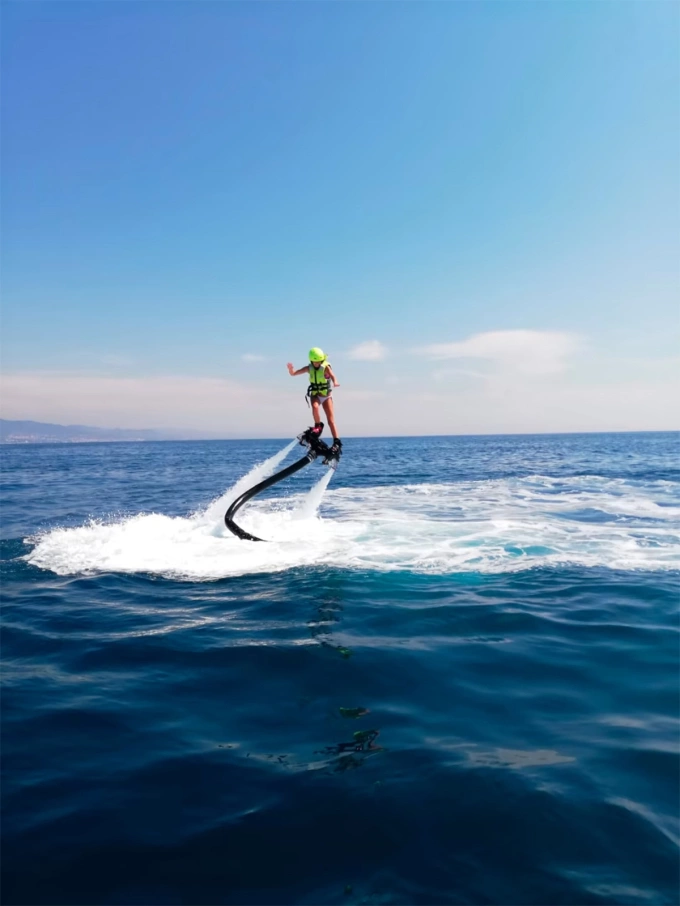 Chơi flyboard trên biển ở châu Âu. Ảnh: Manawa